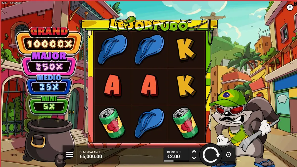 Smokey si rakun di slot Le Sortudo dengan latar belakang jalanan Brasil yang cerah